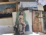 de nombreuses photos d'une femme assise sur une chaise dans une pièce