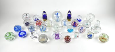 beaucoup de billes de verre sur une surface blanche