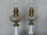 une paire de vases blancs et dorés ornés de motifs bleus et blancs