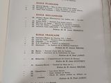 un livre ouvert sur lequel figure une liste, posé sur une table