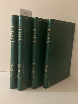 trois livres verts posés les uns à côté des autres sur une étagère blanche