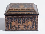 une boîte noire et dorée ornée d'un éléphant