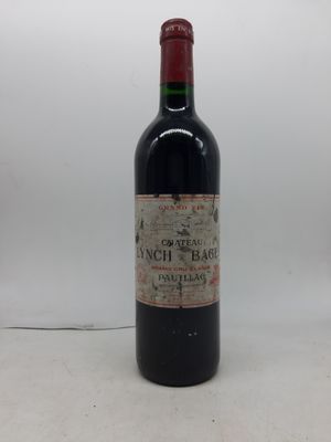 une bouteille de vin posée sur une table