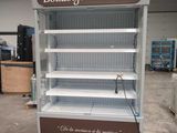 une grande vitrine comportant de nombreuses étagères