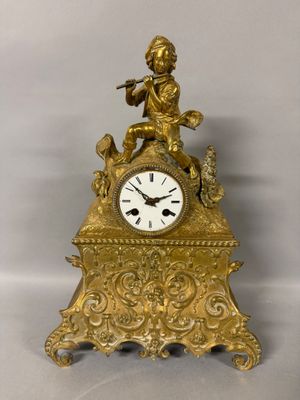 PENDULE ROMANTIQUE en bronze doré et ciselé.