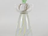un vase en verre contenant une fleur bleue