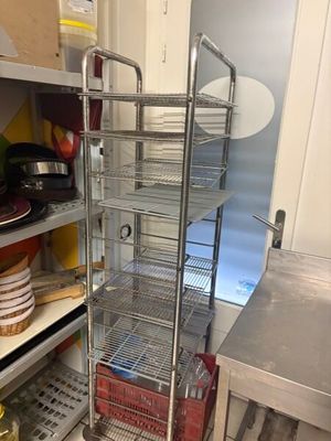 une étagère en métal sur laquelle sont posés tout un tas de plats