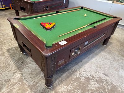 une table de billard sur laquelle est posé un triangle de billard