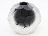 un vase noir et blanc posé sur une table