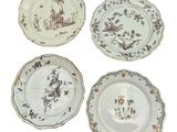quatre assiettes à motifs différents sur une surface blanche