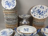 beaucoup d'assiettes et de bols sur la table