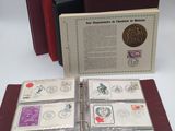 un livre ouvert avec des timbres, posé sur une table