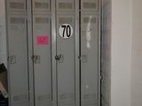 deux casiers dans une pièce dont la porte porte le numéro 70