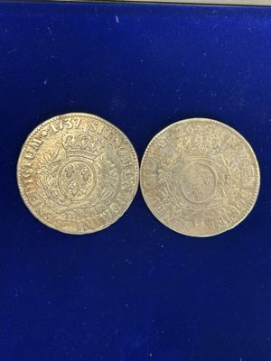 deux pièces d'or, dont l'une est un souverain et l'autre un souverain