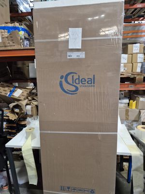 une pile de cartons posée sur une palette dans un entrepôt