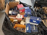 un gros tas de cartons et d'autres objets par terre