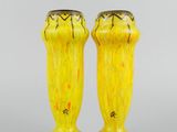 une paire de vases en verre jaune sur fond blanc