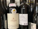 des bouteilles de vin sont alignées sur une étagère dans un magasin