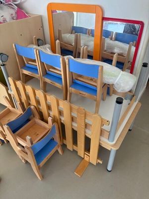 il y a de nombreuses chaises et une table dans cette pièce