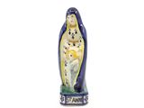 une image représentant une figurine de femme tenant un oiseau