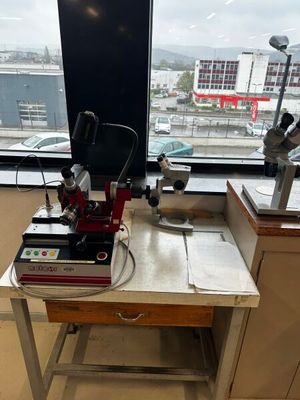 une machine posée sur une table devant une fenêtre