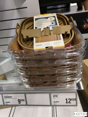 un panier en plastique rempli de différents types de câbles électriques