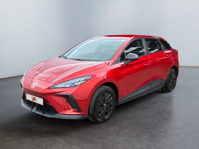 Une Toyota C-HR rouge est garée dans une pièce blanche
