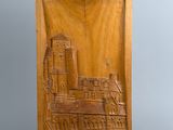 une vieille plaque en bois sur laquelle figure l'image d'un château