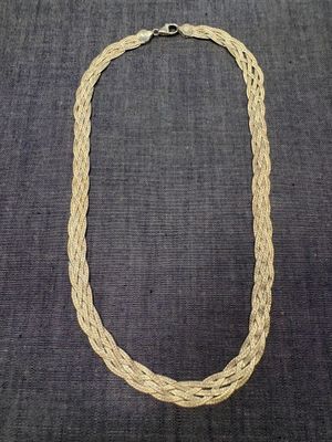un collier en corde tressée sur fond gris