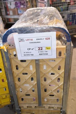 un chariot chargé de nombreuses boîtes dans un magasin