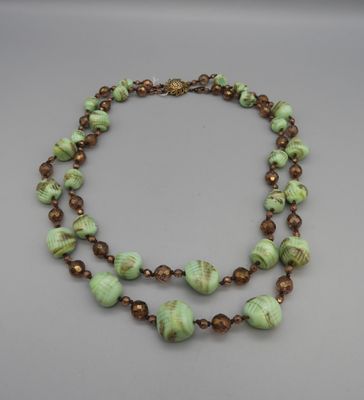Tchécoslovaquie, Collier couture, 2 rangs en verre vert et c…