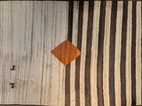 une image représentant un morceau de tissu orné d'un losange marron