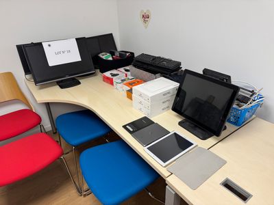 un bureau sur lequel se trouvent deux ordinateurs portables et un écran