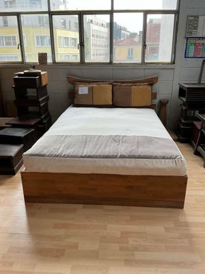 un lit qui se trouve dans une chambre dotée d'une fenêtre