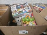 une boîte en carton remplie de jouets et d'une peluche