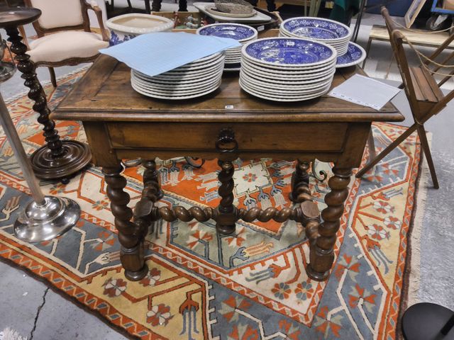 Table bureau de style Louis XIII en noyer, un tiroir en ceinture,...