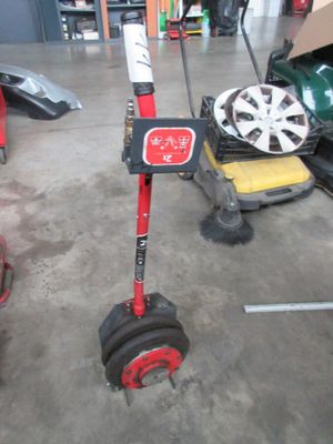 une image représentant une roue rouge et noire sur laquelle figure un panneau
