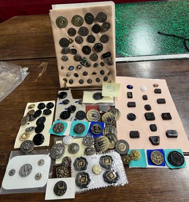 une table sur laquelle se trouvent de nombreux boutons
