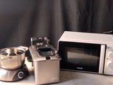 deux micro-ondes posés sur une table sur laquelle se trouve un saladier
