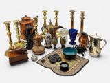 de nombreux types de vases et d'autres objets sur la table