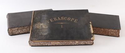 deux vieux livres posés l'un sur l'autre sur une table