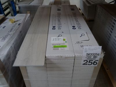 de nombreuses piles de cartons empilés les uns sur les autres
