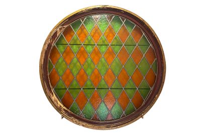 une image représentant un vitrail rond orné d'un motif en losange