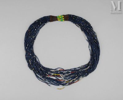 un collier à plusieurs rangs composé de perles multicolores et muni d'un fermoir en bois