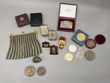 beaucoup de pièces et d'autres objets posés sur une table