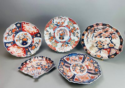 six types différents d'assiettes et de bols décorés de motifs