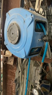 une photo d'un sèche-cheveux bleu dans un garage