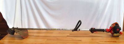 deux outils posés sur un plancher en bois