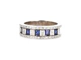 une bague avec une bande sertie de diamants et de saphirs