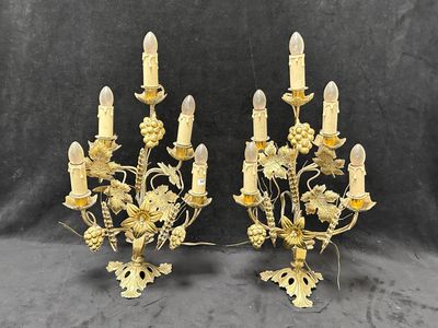 paire de candélabres anciens en laiton avec fleurs et feuilles